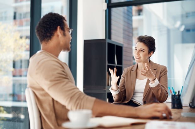 Vertraunsperson_Mann und Frau im Gespräch_AdobeStock_603261551_Jadon Bpeopleimages.com